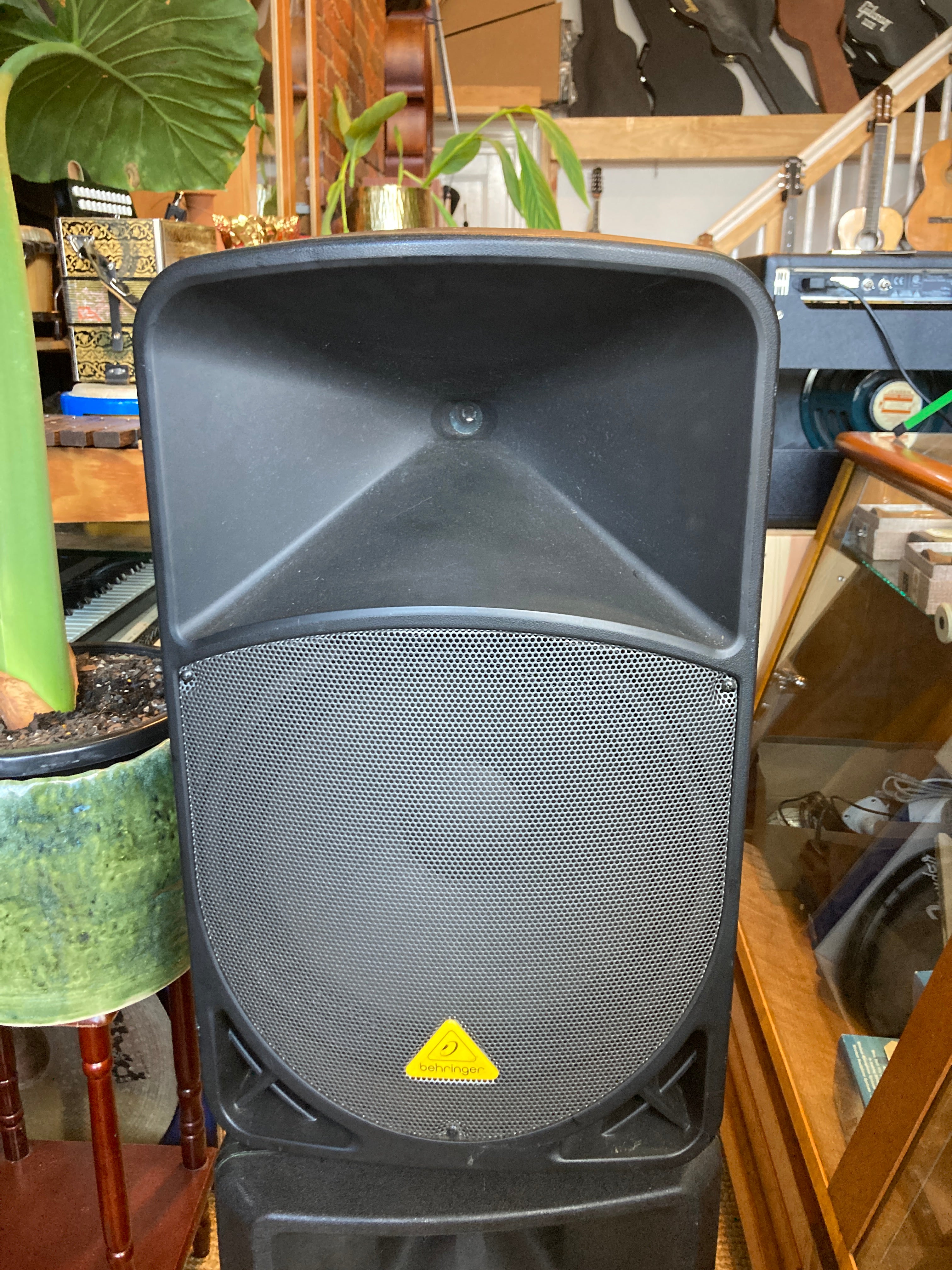 Behringer - B115D